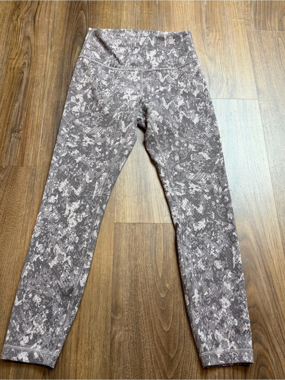 Lululemon Wunder Train High-Rise Tight Gray/Taupe Snake Skin Sz 6
